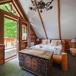Mountain Shelter シャレー ザコパネ